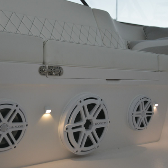 Luz led marina de cortesía serie Andros, emite luz de color blanco brillante de 45 lúmenes, para uso exterior e interior, fabricado bajo norma de protección IP67.
