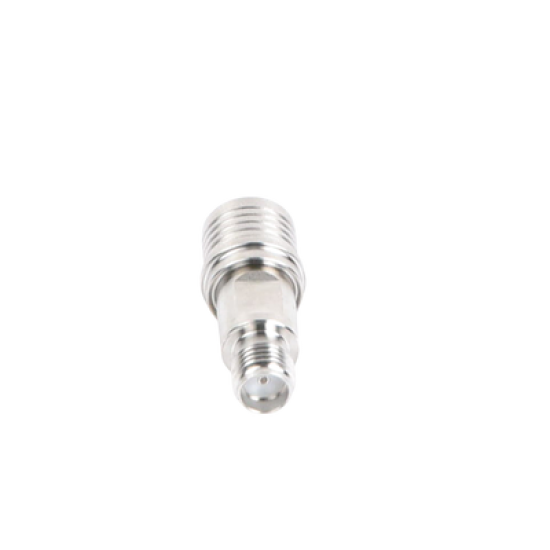 Adaptador en Línea de Bajo PIM, de Conector QMA (Quick Mate) Macho a SMA Hembra, Bronce Blanco/ Oro/ Teflón.