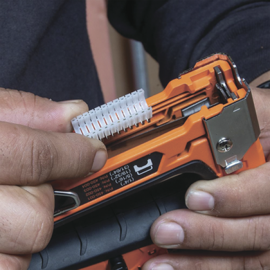 Paquete de 300 Grapas con Aislamiento,  para Cables Coaxiales (RG59, RG6/6Q) y de Datos (CAT3/5e/CAT6/6A) de hasta 5/16'' × 5/16'' (8 mm × 8 mm) de tamaño.