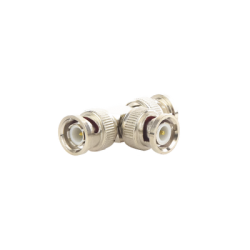 Adaptador de Triple conectores BNC macho para uso en sistemas de video vigilancia en aplicación con cables coaxiales RG-59/ RG-6, Níquel/ Oro/ Politetrafluoroetileno.